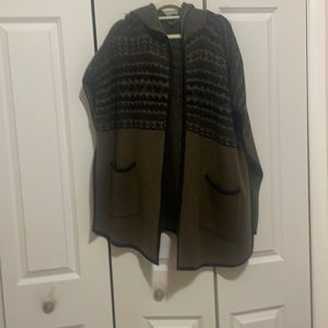 Olive green sweater poncho. Sleeveless. ROMEO AND JULIET
